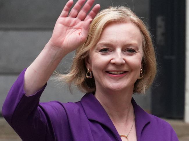 LONDON, ENGLAND - SEPTEMBER 05:  New Conservative Party leader and incoming prime minister Liz Truss waves as she leaves Conservative Party Headquarters on September 5, 2022 in London, England. The Conservative Party have elected Liz Truss as their new leader replacing Prime Minister Boris Johnson, who resigned in July. (Photo by Carl Court/Getty Images)