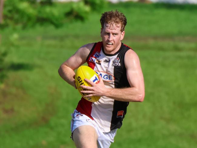 Nick Weightman goes for a run against Darwin Buffaloes in Round 4. Picture: Celina Whan / AFLNT Media.