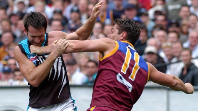 The infamous fight between Alastair Lynch and Daryl Wakelin on Grand Final day 2004.