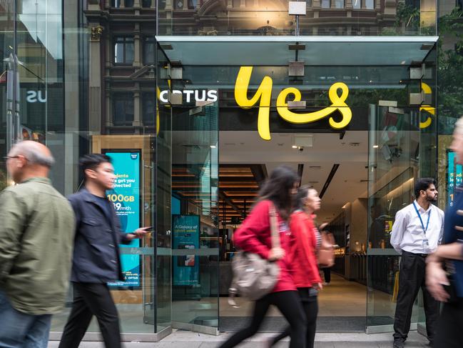 SYDNEY, AUSTRALIA - NewsWire Photos, NOVEMBER 09, 2023: Crowd outside the Optus centre in George Street in Sydney.  Picture: NCA NewsWire / Flavio Brancaleone