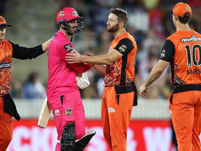 Andrew Tye and James Vince shake hands after the moment of controversy.