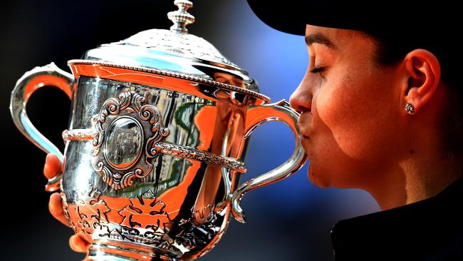 Ash Barty kisses the French Open trophy. Picture: Getty