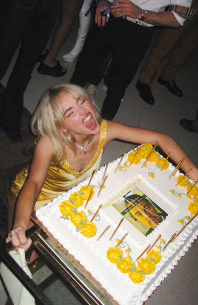 The singer had Leonardo DiCaprio meme atop her birthday cake.