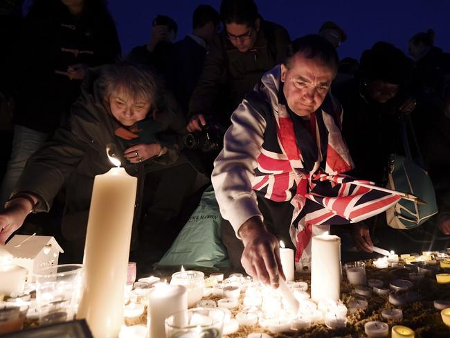 LONDON, ENGLAND - MARCH 23: Members of the public light candles during a candlelit vigil at Trafalgar Square on March 23, 2017 in London, England. Four People were killed in Westminster, London, yesterday in a terrorist attack by "lone wolf" killer Khalid Masood,52. Three of the victims have been named as PC Keith Palmer, US tourist Kurt Cochran from Utah and Mother of two Aysha Frade. (Photo by Carl Court/Getty Images)