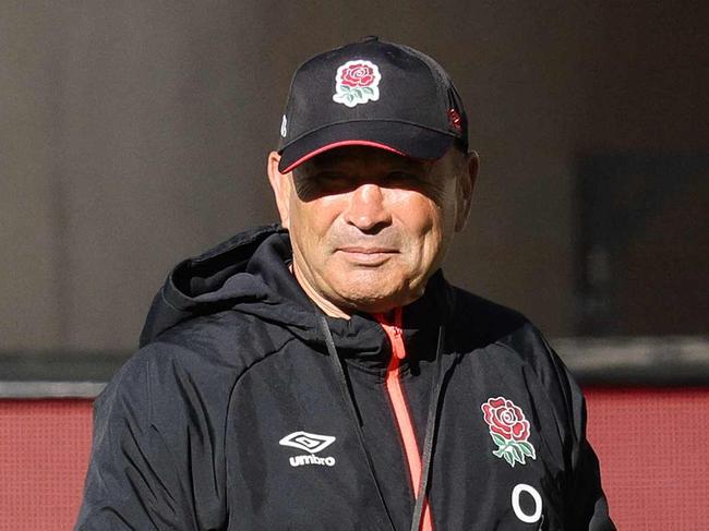 England coach Eddie Jones looks on during the captains run at Optus Stadium in Perth on July 1, 2022, ahead of the tour match against Australia. (Photo by Trevor Collens / AFP) / -- IMAGE RESTRICTED TO EDITORIAL USE - STRICTLY NO COMMERCIAL USE --