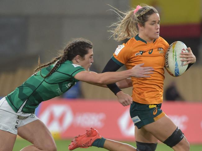 Ireland's Amee-Leigh Murphy Crowe (L) fights for the ball with Australia's Dominique Du Toit during the Women's HSBC World Rugby Sevens 2022 Final match between Australia and Ireland at the La Cartuja stadium in Seville, on January 30, 2022. (Photo by CRISTINA QUICLER / AFP)