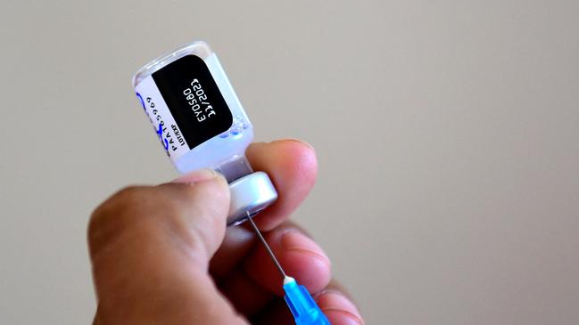 A health worker prepares a dose of the Pfizer-BioNTech vaccine against COVID-19 (Photo by NORBERTO DUARTE / AFP)