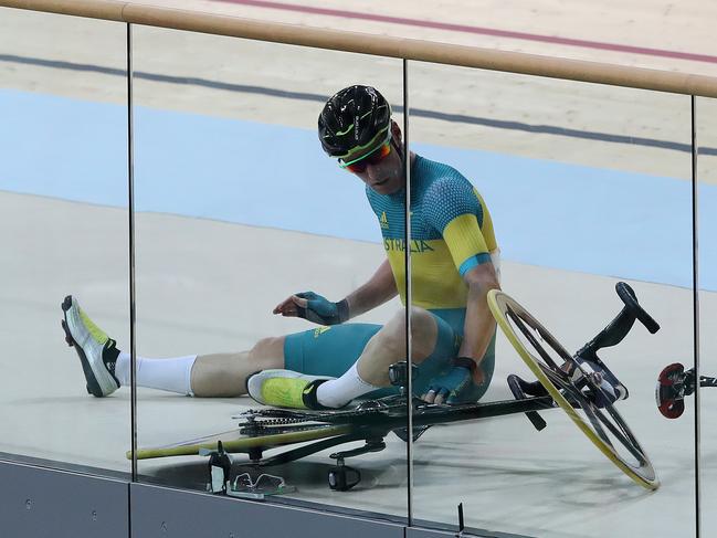 Glenn O’Shea crashes during the Men’s Omnium 40km Points Race at the Rio Olympics 2016 track cycling at the Rio Olympic Velodrome. Picture: Adam Head