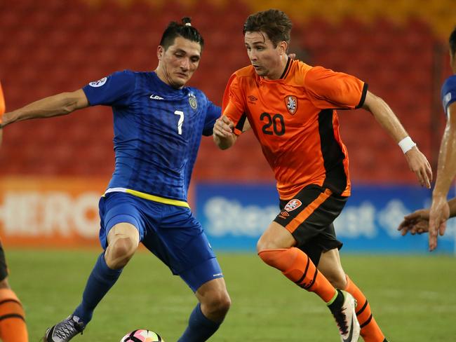 Shannon Brady (right) in action for the Roar in 2017. Picture: Jono Searle