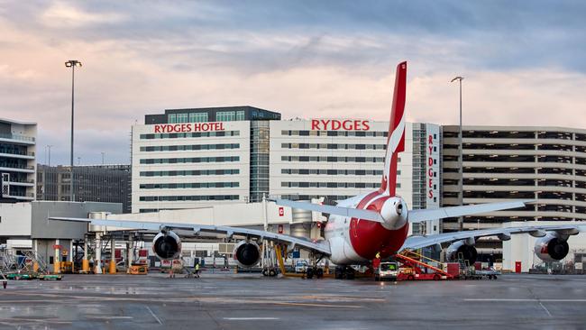 The Rydges Sydney Airport Hotel is 100m from the airport.