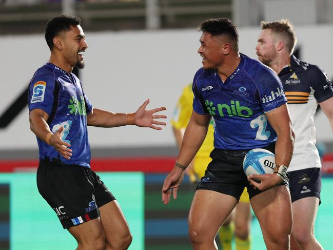 Caleb Clarke (R) celebrates his try with Stephen Perofeta of the Blues during the semi final of the Super Rugby Pacific match between the Blues and Brumbies at Eden Park in Auckland on June 14, 2024. (Photo by MICHAEL BRADLEY / AFP)