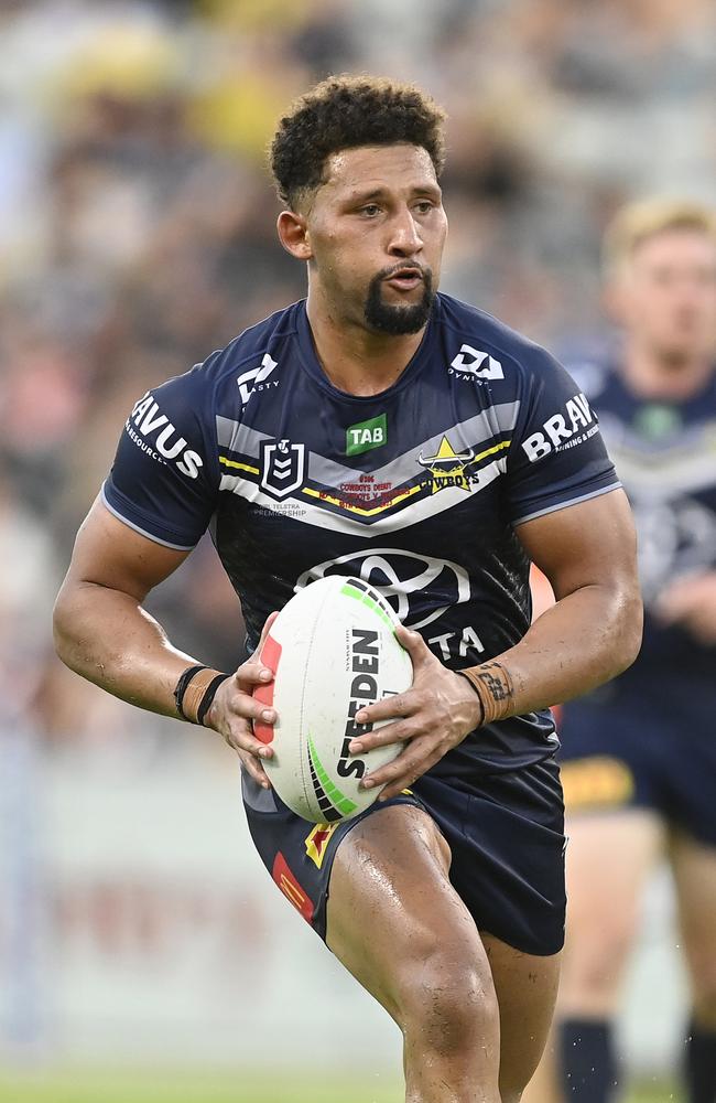 Gehamat Shibasaki runs the ball. (Photo by Ian Hitchcock/Getty Images)