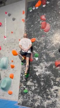 Rock climber doesn't use hands to scale wall