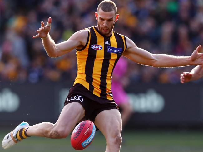 AFL Round 17. Geelong Cats vs. Hawthorn at the MCG. Hawthorn's Kurt Heatherley kicks at goal   . Pic: Michael Klein