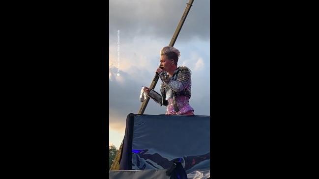 Pink fan throws mother's ashes on stage