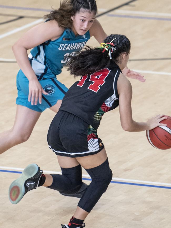 Caci Matangi for Seahawks. Div 2 Gold Medal Match North Gold Coast Seahawks Teal vs Southern Districts Titans. Under 16 Girls State Basketball Championships. Friday, April 15, 2022. Picture: Nev Madsen.
