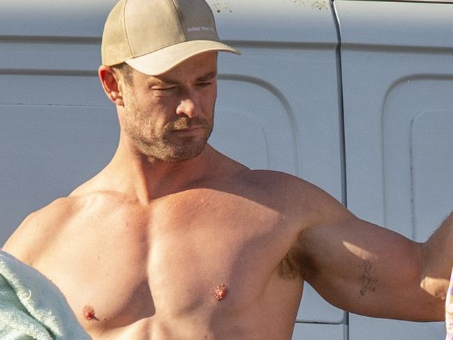 ** DT ONLY - FEES APPLY - MUST CREDIT MEDIA - MODE ** EXC Chris Hemsworth shows off his Thor-some physique after a morning swim in Byron BayEXCLUSIVE5 November 2020Ã‚Â©MEDIA-MODE.COM