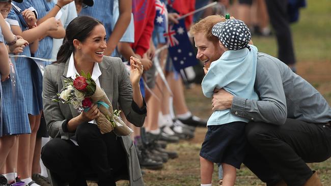 DUBBO, AUSTRALIA - OCTOBER 17:  Prince Harry, Duke of Sussex and Meghan, Duchess of Sussex meet with local children as they arrive at Dubbo Airport on October 17, 2018 in Dubbo, Australia. The Duke and Duchess of Sussex are on their official 16-day Autumn tour visiting cities in Australia, Fiji, Tonga and New Zealand.  (Photo by Cameron Spencer/Getty Images)