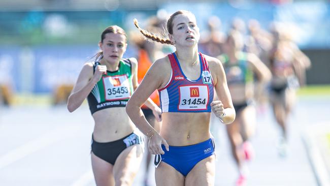 Mabel Dukes from Emu Plains wins an epic battle with Ashlyn Wall from Raymond Terrace in their 800m finals race. Picture: Julian Andrews