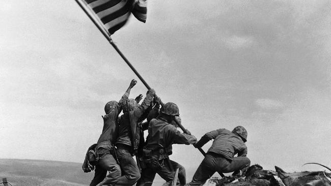 FEBRUARY 23, 1945 : US Marines, of the 28th Regiment of the Fifth Division, raise the American flag atop Mt Suribachi, on the Pacific island of Iwo Jima, 23/02/45. Historical USA / Armed Forces / Army / WWII / Marine