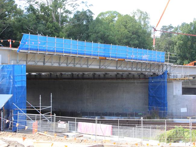 The girders were lifted to assemble the rail bridge.