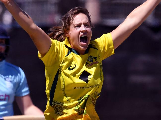 Australia's Ellyse Perry (R) appeals for an LBW decision againt England's batswoman Sophie Ecclestone (L) during their women's One-Day international cricket played in Melbourne on February 6, 2022. (Photo by William WEST / AFP) / --IMAGE RESTRICTED TO EDITORIAL USE - NO COMMERCIAL USE--