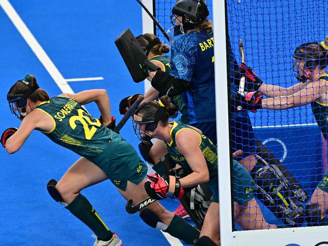 Australia's players defend a penalty corner in the women's pool B field hockey match between Argentina and Australia during the Paris 2024 Olympic Games at the Yves-du-Manoir Stadium in Colombes on August 1, 2024. (Photo by Miguel MEDINA / AFP)