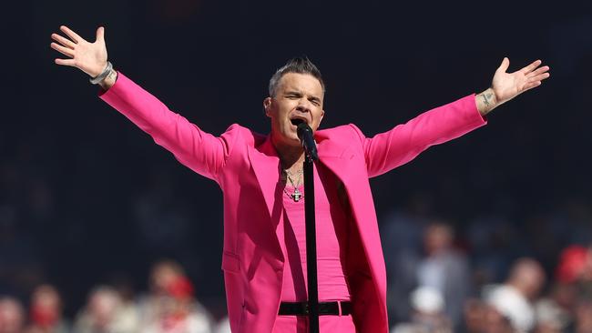 MELBOURNE . 24/09/2022. AFL Grand Final.  Geelong Cats vs Sydney Swans at the MCG.   Robbie Williams pre game    . Picture by Michael Klein