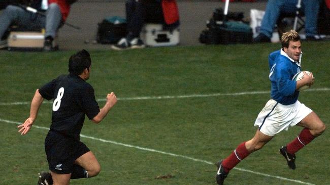 Christophe Dominici scores against the All Blacks at the 1999 World Cup.