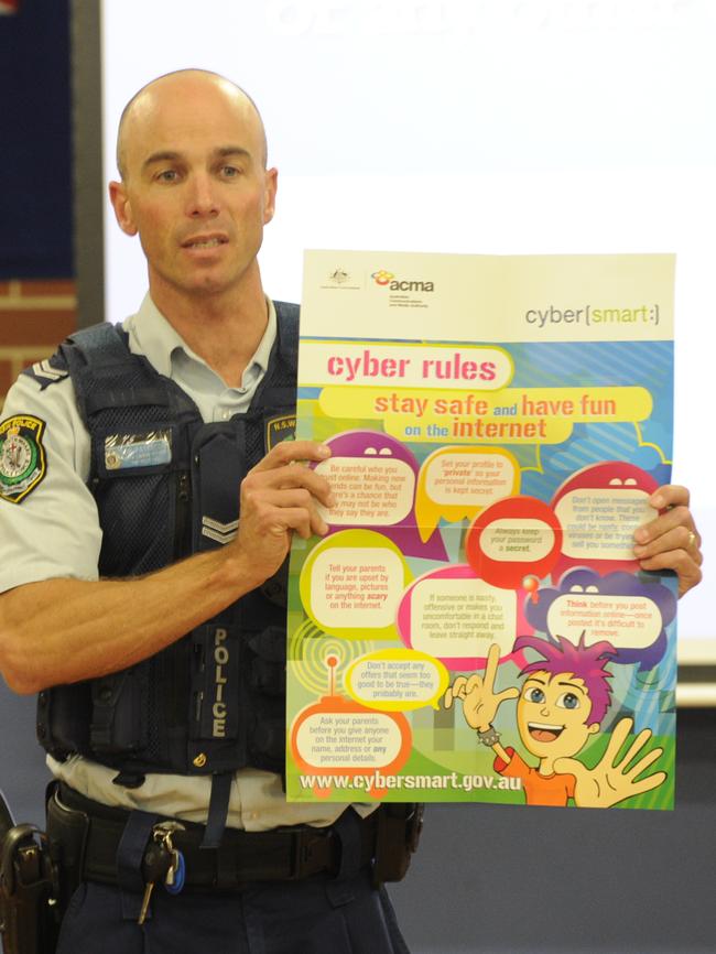 Senior Constable Rob Paterson giving a cyber safety talk to primary age students.