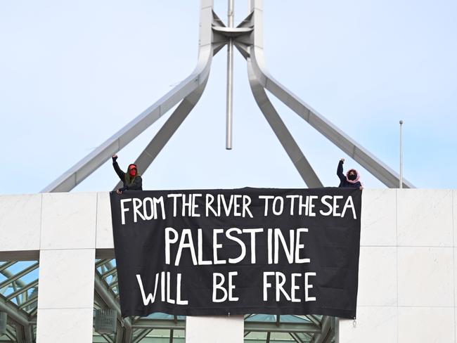 CANBERRA, AUSTRALIA NewsWire Photos. JULY 4TH, 2024.  Pro-Palestine protesters have taken to the roof of Parliament House to unfurl a banner. Picture: NewsWire/ Martin Ollman