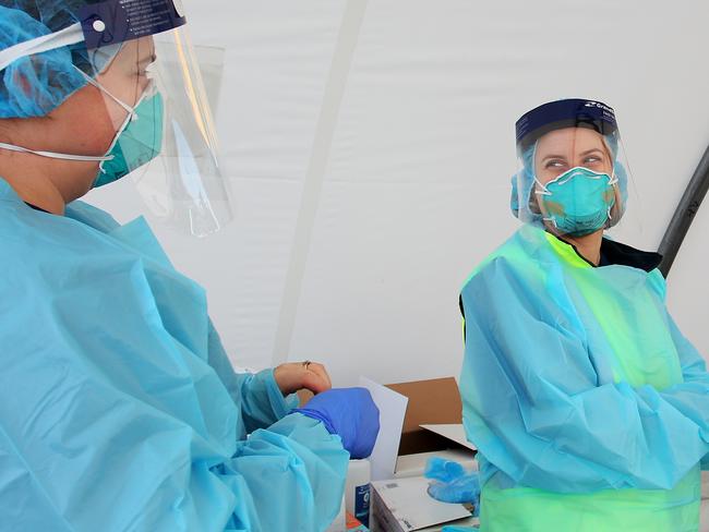 Health workers conduct COVID-19 swab tests at a Bondi Beach drive-through testing clinic. Picture; Getty Images.