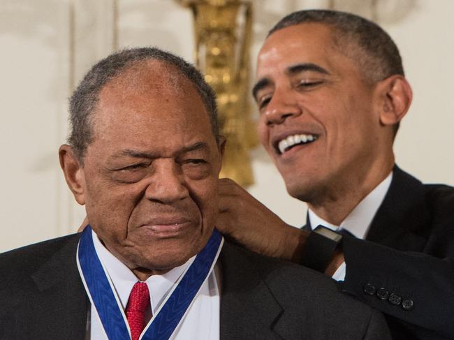 (FILES) US President Barack Obama presents the Presidential Medal of Freedom to baseball great Willie Mays at the White House in Washington, DC, on November 24, 2015. Baseball icon Willie Mays, one of the greatest players in the sport's history beloved for dazzling skill and athletic grace, died June 18, 2024 aged 93, his family announced. Mays' family confirmed the baseball icon's passing in a joint statement with his former team the San Francisco Giants. (Photo by NICHOLAS KAMM / AFP)