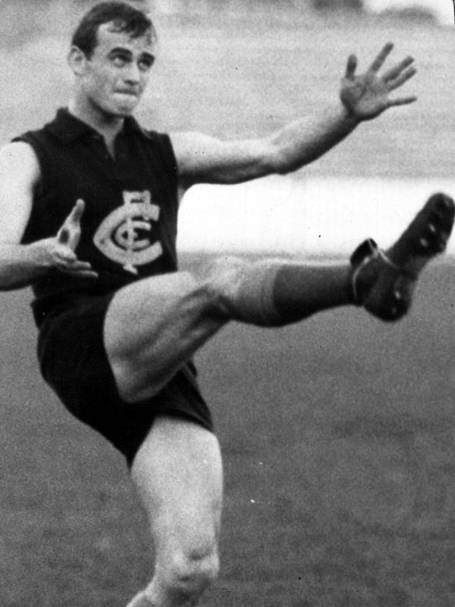 Alex Jesaulenko kicks for Carlton in 1967.