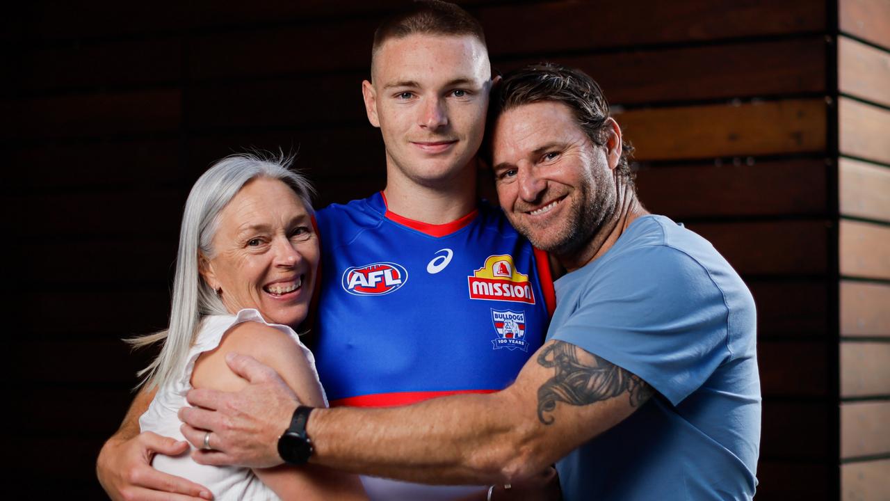 Western Bulldogs draftee Cooper Hynes with his parents Shannon (left) and John (right), who played four AFL games for Carlton in 1998. Picture: Dylan Burns / Getty Images