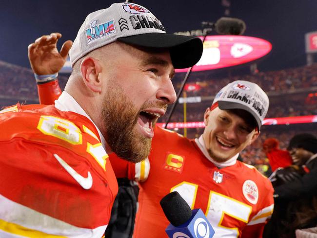 KANSAS CITY, MISSOURI - JANUARY 29: Travis Kelce #87 and Patrick Mahomes #15 of the Kansas City Chiefs celebrate after defeating the Cincinnati Bengals 23-20 in the AFC Championship Game at GEHA Field at Arrowhead Stadium on January 29, 2023 in Kansas City, Missouri.   David Eulitt/Getty Images/AFP (Photo by David Eulitt / GETTY IMAGES NORTH AMERICA / Getty Images via AFP)