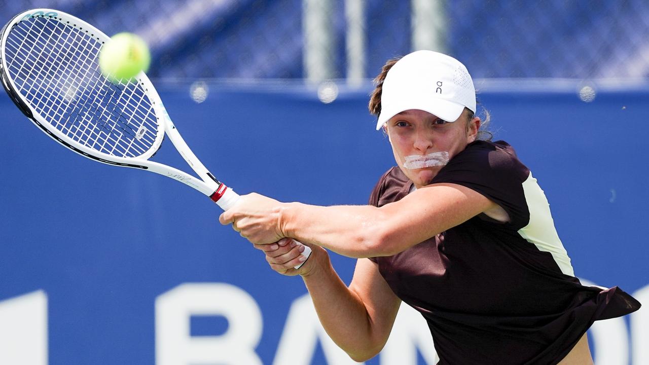 Pierwsza tenisistka Canadian Open Iga Świątek zaskoczyła fanów, trenując z taśmą na ustach