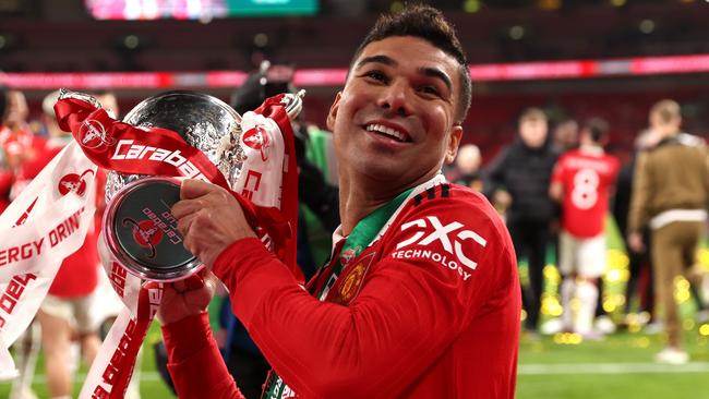 LONDON, ENGLAND - FEBRUARY 26: Casemiro of Manchester United celebrates with the Carabao Cup trophy following victory in the Carabao Cup Final match between Manchester United and Newcastle United at Wembley Stadium on February 26, 2023 in London, England. (Photo by Julian Finney/Getty Images)