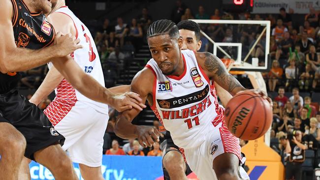 Bryce Cotton of the Wildcats (right) attacks during the Round 6 NBL match between the Cairns Taipans and Perth Wildcats at the Cairns Convention Centre, in Cairns, Saturday, November 17, 2018. (AAP Image/Brian Cassey) NO ARCHIVING, EDITORIAL USE ONLY