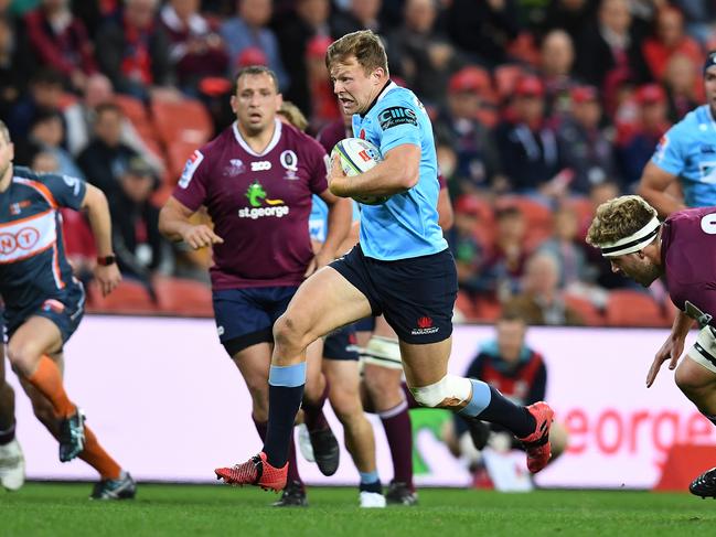 Cam Clark of the Waratahs (centre) in action during the Round 16 Super Rugby match between the Queensland Reds and the NSW Waratahs at Suncorp Stadium in Brisbane, Saturday, June 2, 2018. (AAP Image/Dan Peled) NO ARCHIVING, EDITORIAL USE ONLY