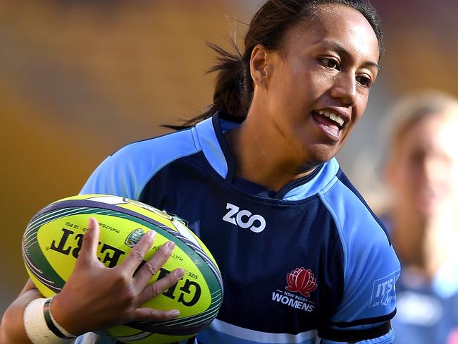 BRISBANE, AUSTRALIA - FEBRUARY 09:  Chloe Leaupepe of New South Wales breaks away from the defence to score a try during the 2018 Global Tens match between Queensland and New South Wales at Suncorp Stadium on February 9, 2018 in Brisbane, Australia.   (Photo by Bradley Kanaris/Getty Images)