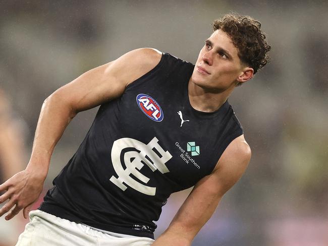 MELBOURNE. 16/06/2022..   AFL Round 15. Richmond vs Carlton at the MCG .   Charlie Curnow of the Blues tries to bend his shot on Goal during the 3rd qtr.   . Photo by Michael Klein