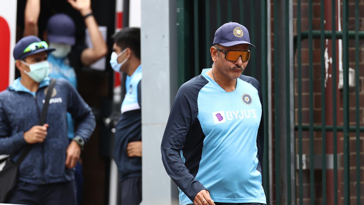 Ravi Shastri, Head Coach of India, walks unmasked into the SCG.