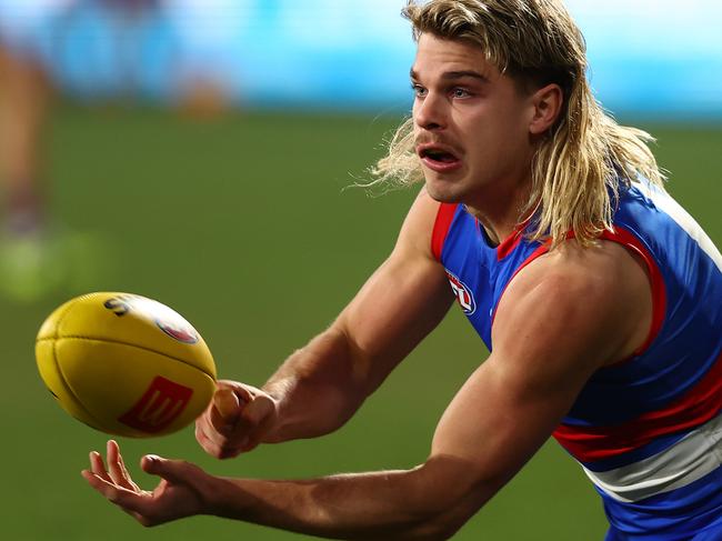 GEELONG, AUSTRALIA - JULY 30: Bailey Smith of the Bulldogs handballs during the round 20 AFL match between the Geelong Cats and the Western Bulldogs at GMHBA Stadium on July 30, 2022 in Geelong, Australia. (Photo by Graham Denholm/Getty Images)