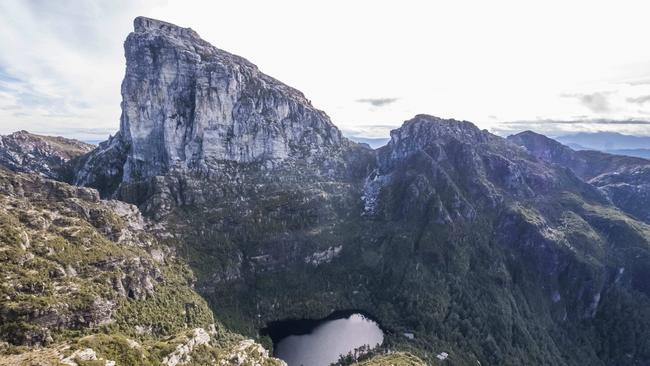 The new TPWS Lake Tahune Hut sits below the spectacular peak of Frenchmans Cap on the shore of Lake Tahune, the same site as the two previous huts.