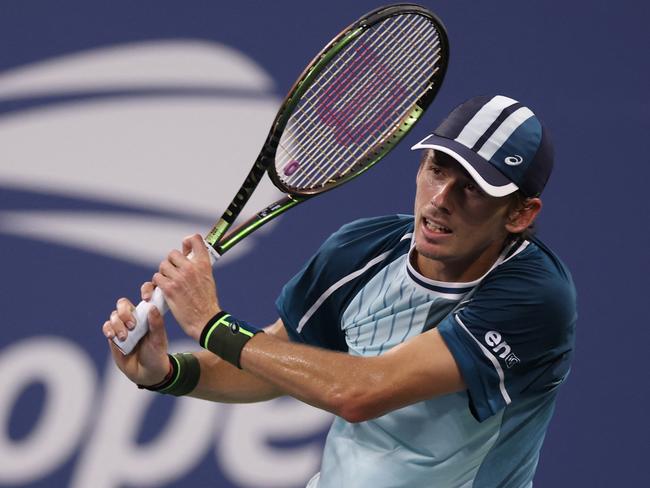 NEW YORK, NEW YORK - SEPTEMBER 04: Alex de Minaur of Australia returns a shot against Daniil Medvedev of Russia during their Men's Singles Fourth Round match on Day Eight of the 2023 US Open at the USTA Billie Jean King National Tennis Center on September 04, 2023 in the Flushing neighborhood of the Queens borough of New York City.   Mike Stobe/Getty Images/AFP (Photo by Mike Stobe / GETTY IMAGES NORTH AMERICA / Getty Images via AFP)