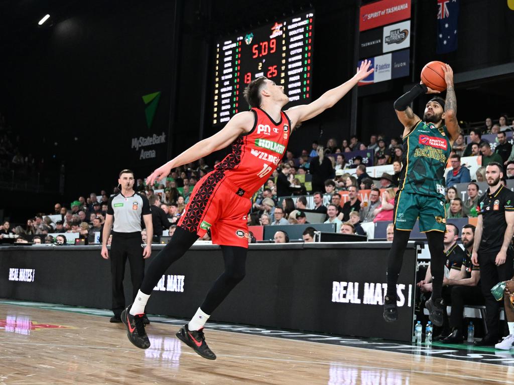 Jordon Crawford sinks a basket from long range. Picture: Steve Bell/Getty Images.