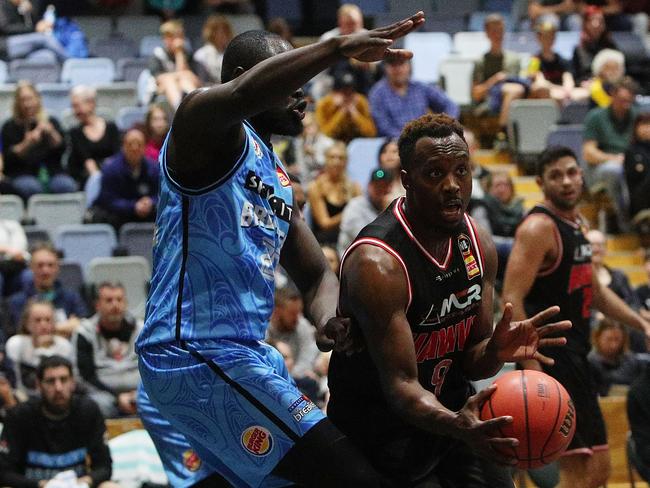 BALLARAT, AUSTRALIA - SEPTEMBER 22: Cedric Jackson of the Illawara Hawks (R) in action during the 2018 NBL Blitz match between the Illawara Hawks and New Zealand Breakers at Ballarat Minerdrome. Picture: Getty Images