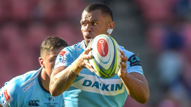 The NSW Waratah's Kurtley Beale holds the ball to the NSW Waratah's Nick Phipps (L) during the Super XV Rugby Union match between Emirates Lions and NSW Waratahs at Emirates Airline Park, in Johannesburg, on 11 May, 2019. (Photo by Christiaan Kotze / AFP)