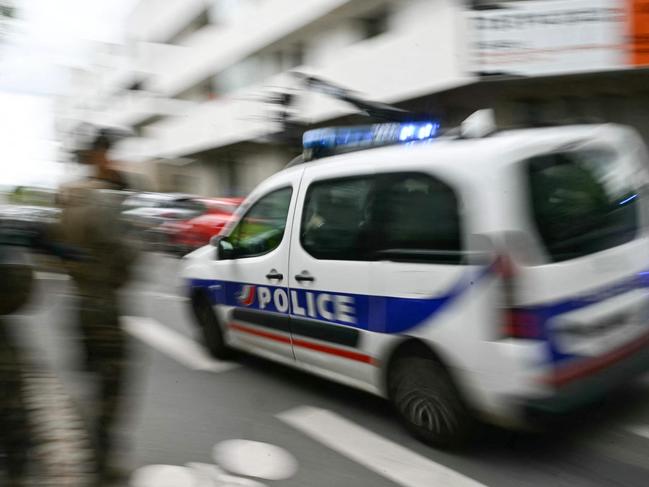A Police car arrives to the high school Notre-Dame de Toutes-Aides following the killing of one student and the wounding of three others by a student in a knife attack, in Nantes, western France, on April 24, 2025. A student armed with a knife attacked four of his classmates before being subdued by teaching staff, according to information obtained by AFP from a source close to the case. (Photo by Loic VENANCE / AFP)